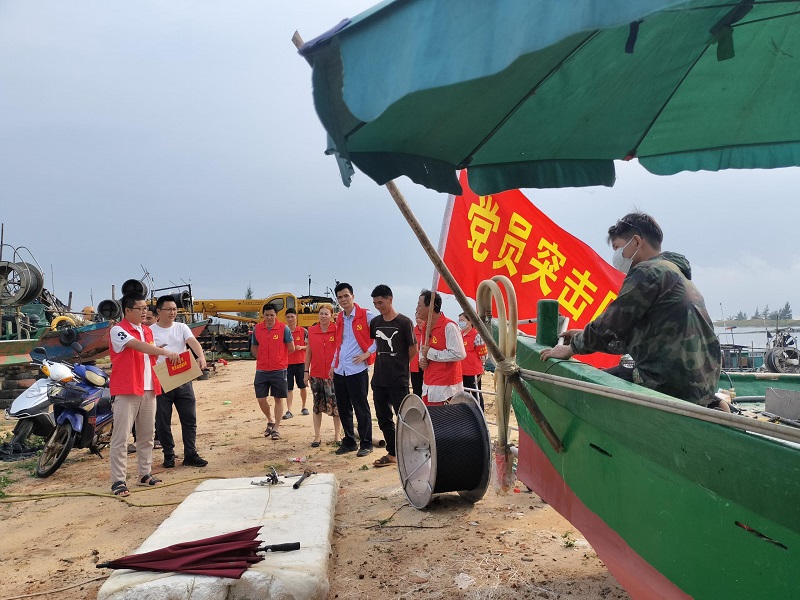 12 埠头村临时党支部检查渔船安置情况,劝导养殖户离开危险地带.jpg