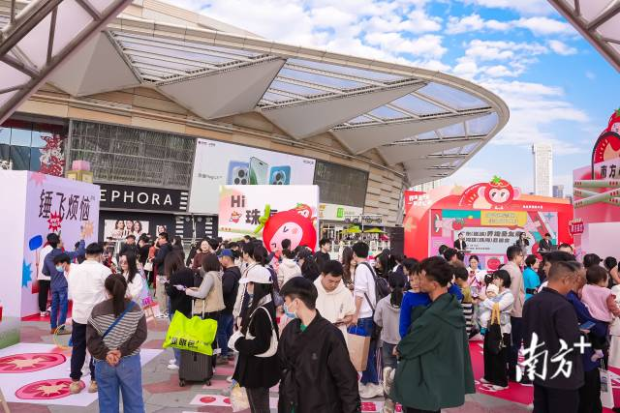 活动现场人流如织。  活动现场人流如织。