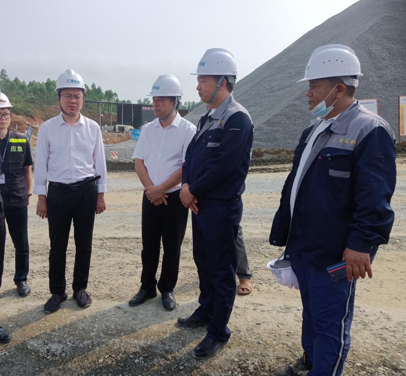县委常委、常务副县长许阮锋率队检查清明节期间安全防范工作2.png