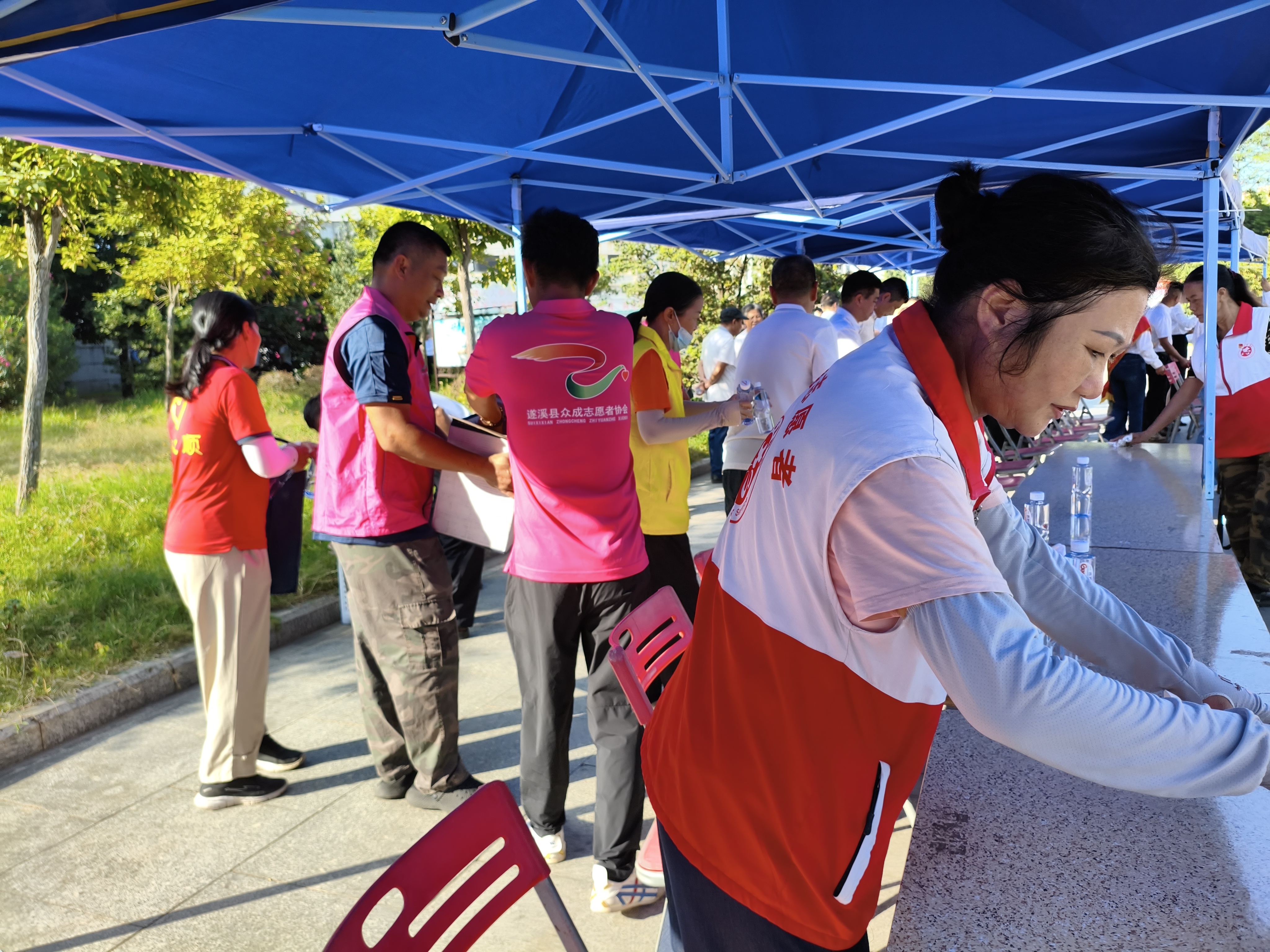缅怀英烈寄哀思,志愿护航祭忠魂——遂溪县开展烈士纪念日公祭活...