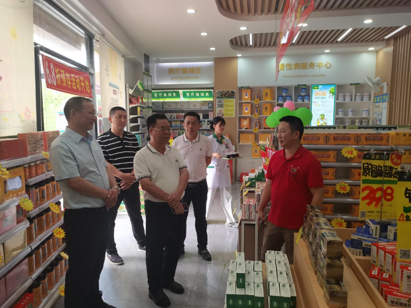 遂溪县政协主席潘汝权率队走访黄府大药房